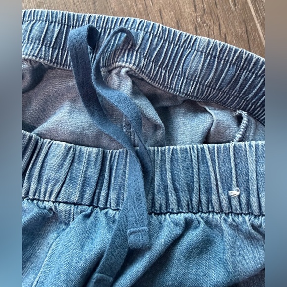 Uniqlo Blue Denim Elastic-Waist Women's Shorts - Picture 3 of 7